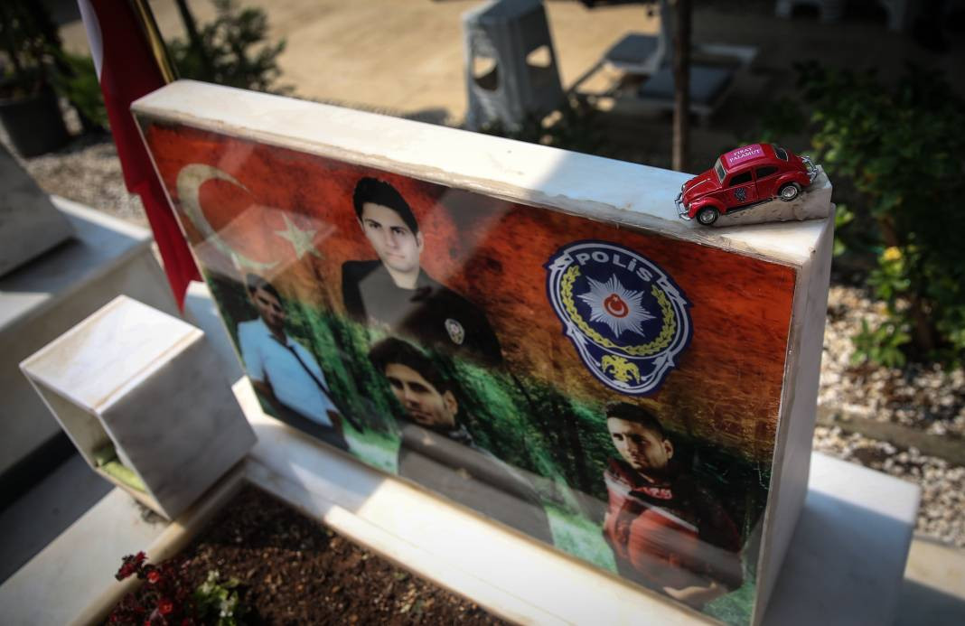 Bayram arifesinde şehitliklerde hüzün: Kahramanlara koştular - Resim: 17